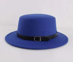 Cappello piatto in feltro di lana blu con cintura in pelle nera per autunno e inverno