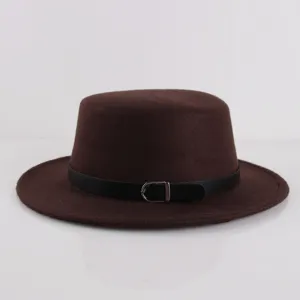 Cappello piatto in feltro marrone con cinturino in pelle nera e fibbia, stile vintage.