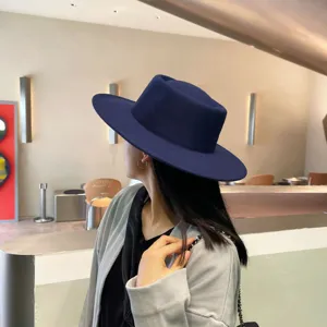 Vista detallada del sombrero de fieltro elegante de ala ancha en azul oscuro, estilo.