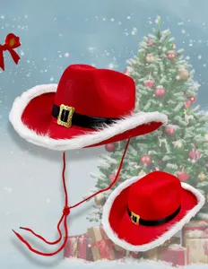 Cappello da cowboy di Natale rosso per festa con bordo in pelliccia sintetica bianca e fibbia.