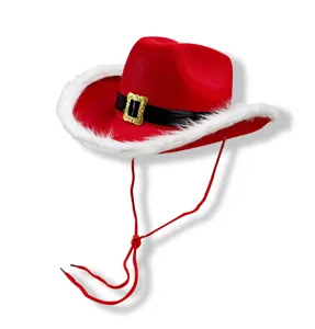 Vista dettagliata del cappello da cowboy di Natale rosso con pelliccia ecologica e fibbia.