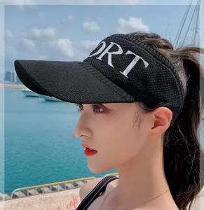 Vista detallada de visera solar de punto negro, diseño transpirable para verano.