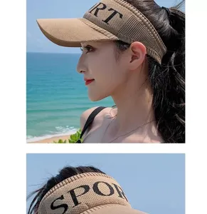 Vista detallada de la visera de sol tejida para mujer con malla transpirable y logotipo SPORT.