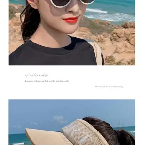 Vista detallada del sombrero de sol beige de punto para mujer, diseño de playa transpirable.