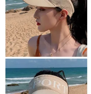 Vista detallada de la elegante gorra de sol de verano de punto transpirable en la playa.