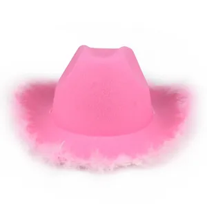 Rosa Feder Cowboyhut Detailaufnahme, die die flauschige Krempe ganz deutlich zeigt.