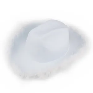 Weißer Western-Cowboyhut mit flauschigem Federrand, ideal für Junggesellinnenabschiede.