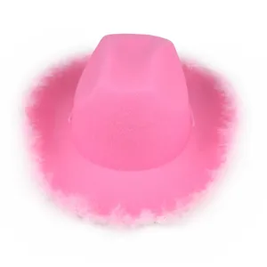 Nahaufnahme der rosa Cowboyhutkrempe mit weichem passenden Federbesatz und feiner Textur.