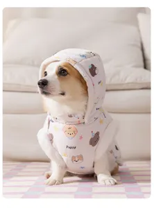 Gedetailleerd uitzicht van winterhondenvest met capuchon en schattige puppyprint.