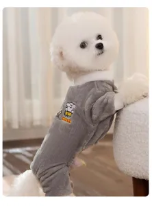 Detailansicht des warmen Fleece-Haustieranzugs für den Winter mit niedlichem Bärenaufnäher.