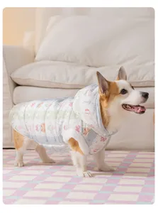 Gedetailleerd overzicht van dikke winter hondenvest, gevoerde warme huisdierkleding voor Corgi.