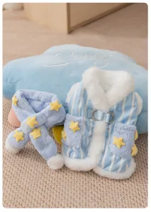 Set gilet e sciarpa invernale calda per animali con strisce blu e stelle gialle.