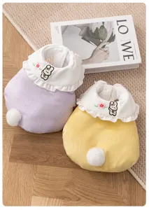 Schöne Hundewinterweste mit Kaninchenstickerei, Rüschenkragen, warme kleine Haustierkleidung Detail.