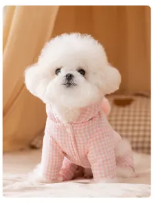 Detailansicht des niedlichen rosa karierten Hunde Winteroverall mit Kapuze für Haustiere.