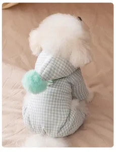 Detailansicht des niedlichen grün karierten Welpen-Overalls mit flauschiger Plüschkapuze.