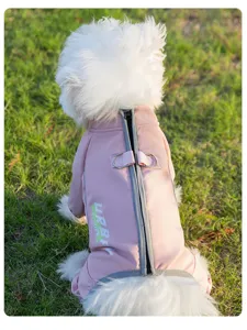Rosa vierbeinige Hundefleecejacke mit Reißverschluss für Spaziergänge im kalten Winter.