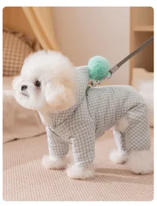 Süßer karierter Hunde Winteroverall mit Kapuze und Bommel, warme Haustierkleidung für kleine Hunde.