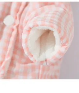 Nahaufnahme der rosa-weißen Karomuster Haustier Wintermantel Ärmel mit kuscheligem Plüschfutter.