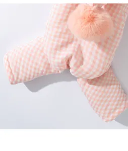 Detailansicht des rosa karierten vierbeinigen Hundewinter-Baumwollmantels mit Bommel.