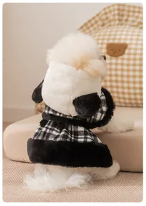 Vestito invernale caldo per cane a quadri bianco e nero con cappuccio felpato vista dettagliata