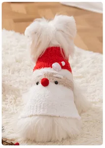 Detailaufnahme des süßen Weihnachtshundepullovers im Weihnachtsmann-Design mit weichem Stoff.