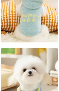 Schattige honden gebreide trui detailopname, lichtblauwe kleding met capuchon voor hond.