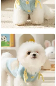 Gezellige gebreide trui voor kleine honden, warme winterkleding met leuke gele bandjes.