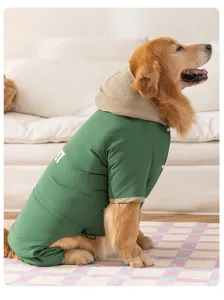 Warmer Hundejumpsuit mit Kapuze für große Hunde, dicker gesteppter Winterhundemantel in Grün.