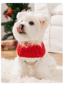 Kuscheliger rot-weißer Fleece-Haustierpullover Detail, warme Winterkleidung kleine Hunde.