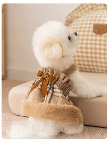 Vista dettagliata di un grazioso vestito invernale a quadri con orlo in peluche per cani piccoli.