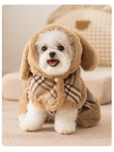 Dettaglio mantellina con cappuccio calda per cuccioli, vestiti per cani in pile morbido a quadri.