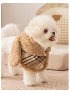 Abbigliamento invernale caldo per cani di piccola taglia, cappotto in peluche marrone e quadri.