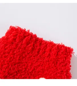 Rotes flauschiges Haustier Pullover Stoffdetail, weiches warmes Vlies Material für Katzen Hunde Winter.