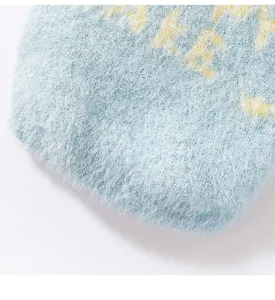 Close-up detail van zachte pluizige blauwe huisdierpruikstof met warme wintertextuur.