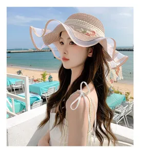 Cappello di paglia estivo dolce a tesa larga con mesh floreale, ideale per le vacanze.