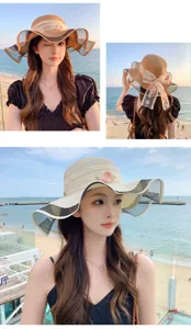 Cappello di paglia estivo dolce con tesa ondulata e fiocco in pizzo per donne spiaggia vacanza.