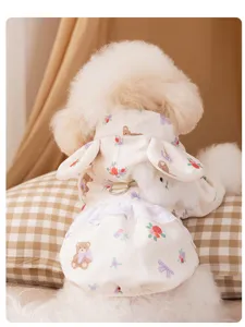 Dettaglio cappotto invernale in cotone per animali con motivo floreale, abbigliamento caldo.