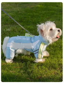 Nahaufnahme Detailansicht der Haustier Winter Hunde-Einteiler Jacke mit Reflektoren.