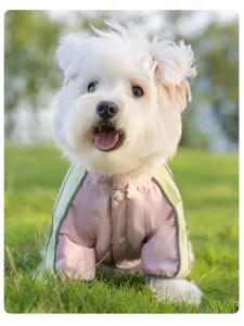 Detailaufnahme einer Hundewinterjacke mit pinkem und grünem Reflektordesign für Haustiere.