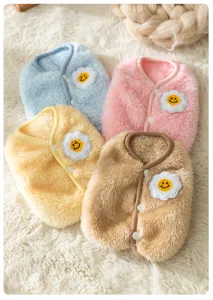 Süße warme Winter Fleece-Weste für kleine Hunde, flauschige Welpenkleidung mit Blumen-Patch.