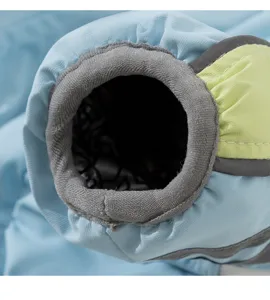 Nahaufnahme einer Haustier Winterjacke Manschette, winddichtes Gewebe mit Reflektorstreifen.