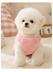 Gemütliche rosa Fleece Hundeweste Detail, weiche warme Haustierkleidung für Welpen im Winter