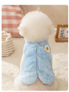 Detail des niedlichen Winter-Fleece-Hundewests, weiche blaue Haustierkleidung mit Blümchen.
