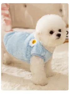 Nahaufnahme der flauschigen blauen Haustier Fleeceweste mit süßer Blumenstickerei für Hunde.