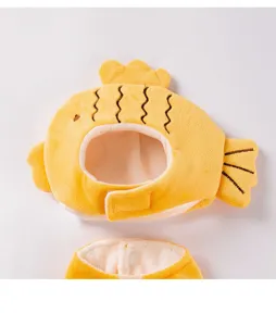 Süßes gelbes Fisch Plüsch Haustier Kostüm Detail, weiches Material mit verstellbarem Riemen.