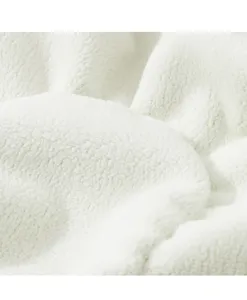 Nahaufnahme von weissem Fleecestoff Detail fuer kuschelige Haustierbekleidung im Winter.