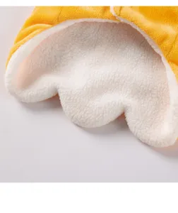 Haustierkleidung Detail weiches gelbes Vlies Futter weisser Pluesch Rand niedlich nahaufnahme