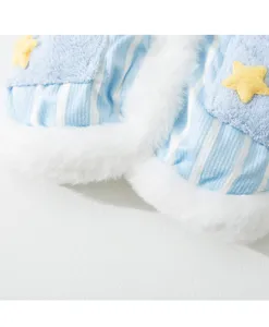 Dettaglio abbigliamento animale caldo con pile a righe blu e pelliccia bianca.