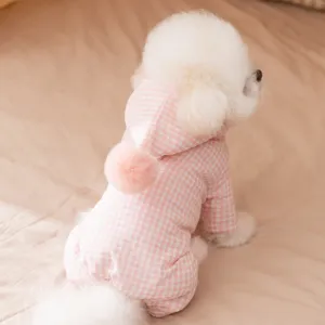 Rosa Karo Hundewinterkleidung mit süßer Bommelkapuze, warme vierbeinige Haustierkleidung klein.