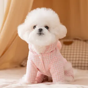 Süßer Winter Hunde Jumpsuit mit rosa Karo-Muster, warme vierbeinige Baumwoll-Haustierkleidung.